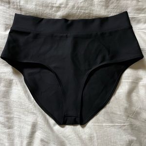 ALO Yoga airlift record-breaker boyshort